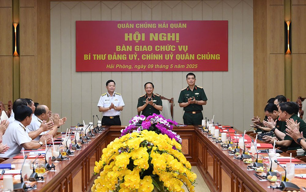 Lieutenant General Trinh Van Quyet - Secretary of the Party Central Committee, Standing Member of the Central Military Commission, Chairman of the General Department of Politics of the Vietnam People's Army - chaired the Conference to hand over the position of Secretary of the Party Committee, Political Commissar of the Navy. Photo: Ministry of Defense