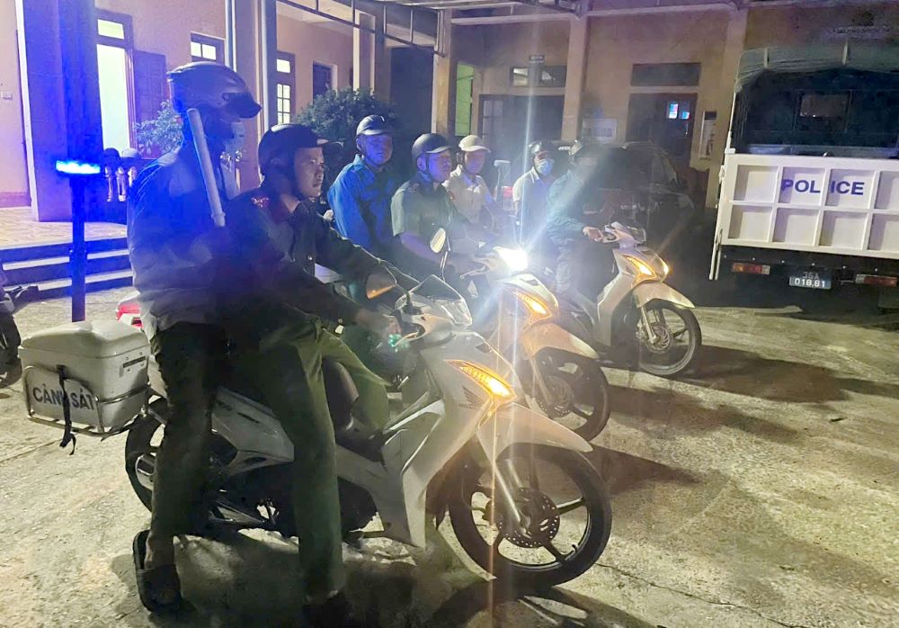 Luc luong to an ninh co so phoi hop voi Cong an thi tran Thuong Xuan (huyen Thuong Xuan, tinh Thanh Hoa) to chuc tuan tra bao dam ANTT tren dia ban. Anh: Cong an Thanh Hoa