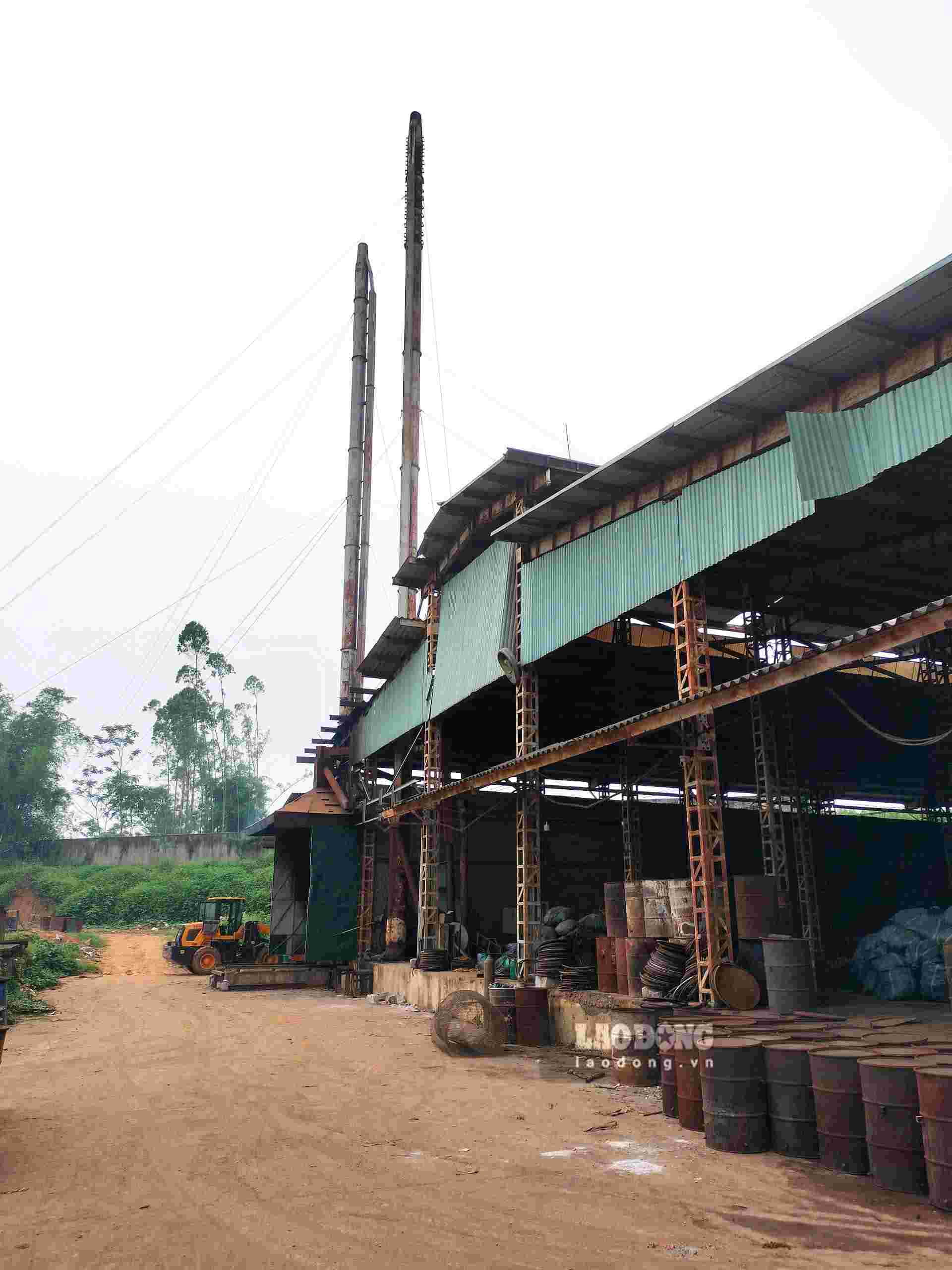 Khu nhà xưởng cũ kĩ với các trang thiết bị máy móc thô sơ. Ảnh: Văn Đức.