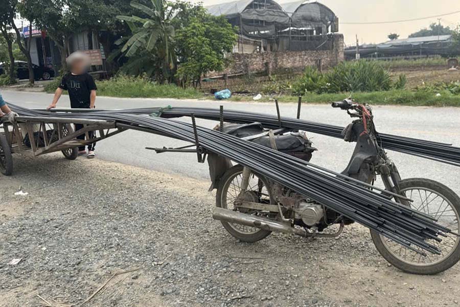 Hanh vi vo cung nguy hiem cho nguoi di duong. Anh: Doi CSGT duong bo so 6
