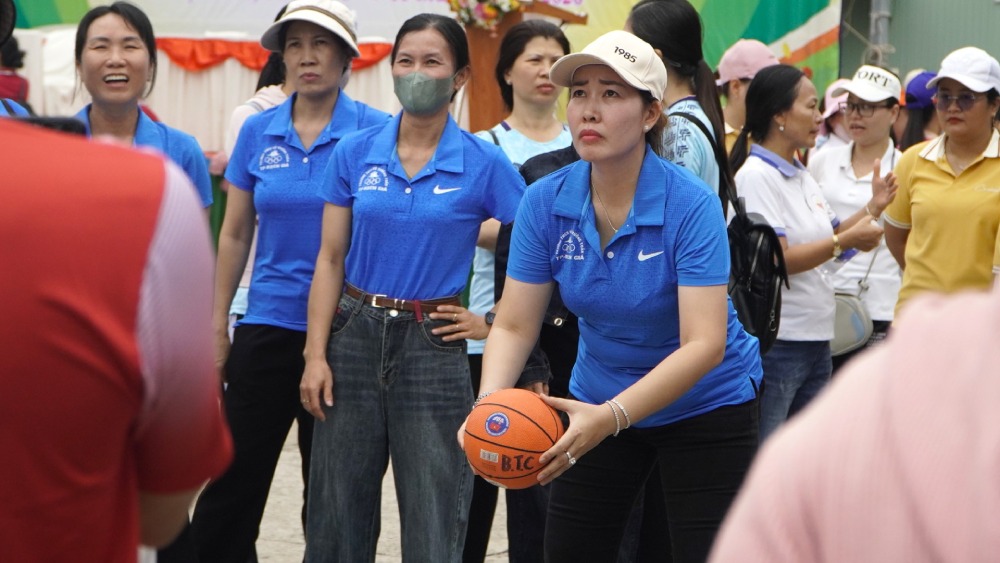 Los equipos que compiten en lanzamiento de pelota en los juegos