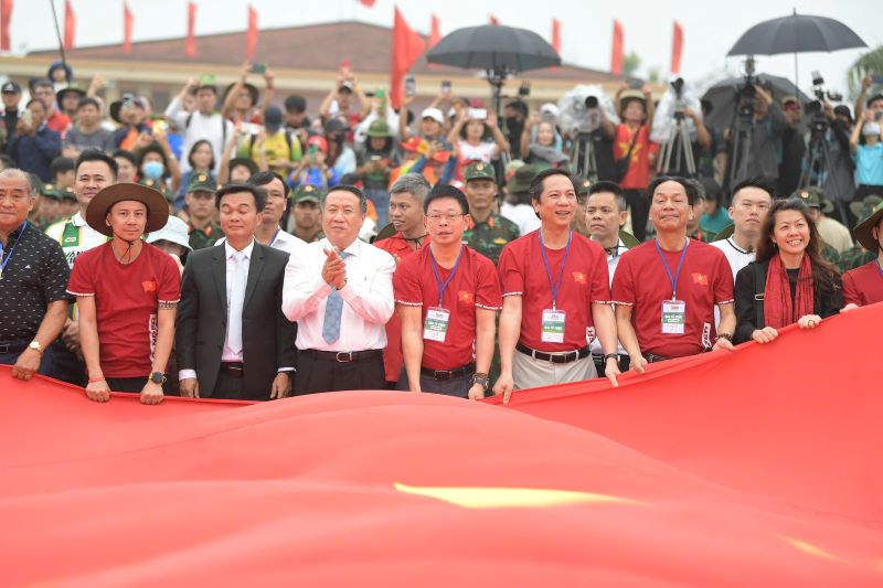 Dai dien SABECO tham gia Le thuong co Tien Phong Marathon lan thu 66 tai Quang Tri vao thang 3.2025. Anh: SABECO