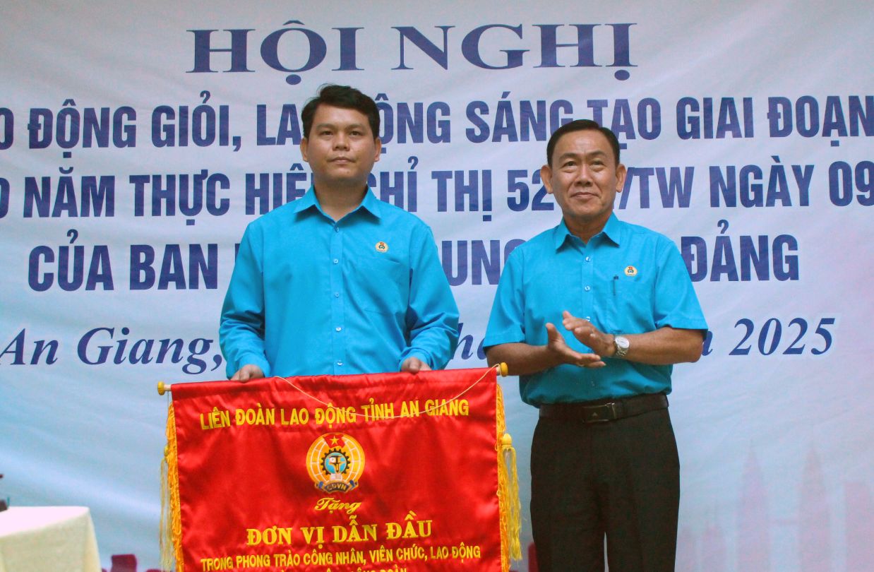 Chủ tịch LĐLĐ tỉnh An Giang tặng Cờ thi đua đạt thành tích xuất sắc trong phong trào công nhân viên chức, lao động và hoạt động Công đoàn năm 2024 cho Công đoàn cơ sở Công ty TNHH Kovie Vina. Ảnh: Lâm Điền 