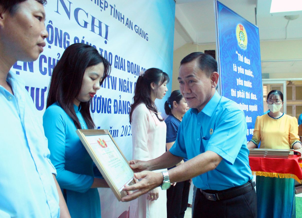 Ông Châu Văn Ly trao Bằng khen LĐLĐ tỉnh đạt thành tích xuất sắc trong phong trào công nhân viên chức, lao động và hoạt động Công đoàn năm 2024. Ảnh: Lâm Điền