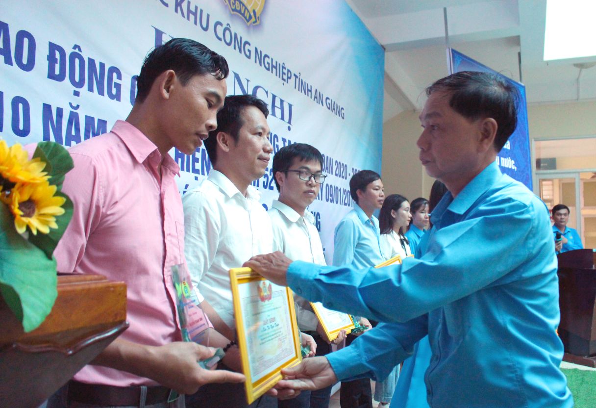 Chủ tịch Công đoàn các khu công nghiệp tỉnh An Giang Trần Lưu Phong trao Giấy khen cho các cá nhân đạt thành tích trong phong trào thi đua lao động giỏi, lao động sáng tạo giai đoạn 2020-2025. Ảnh: Lâm Điền