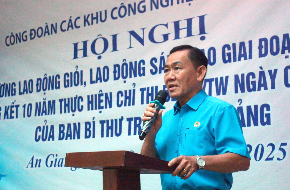 Chủ tịch LĐLĐ tỉnh An Giang Châu Văn Ly phát biểu tại lễ tuyên dương lao động giỏi, lao động sáng tạo. Ảnh: Lâm Điền 