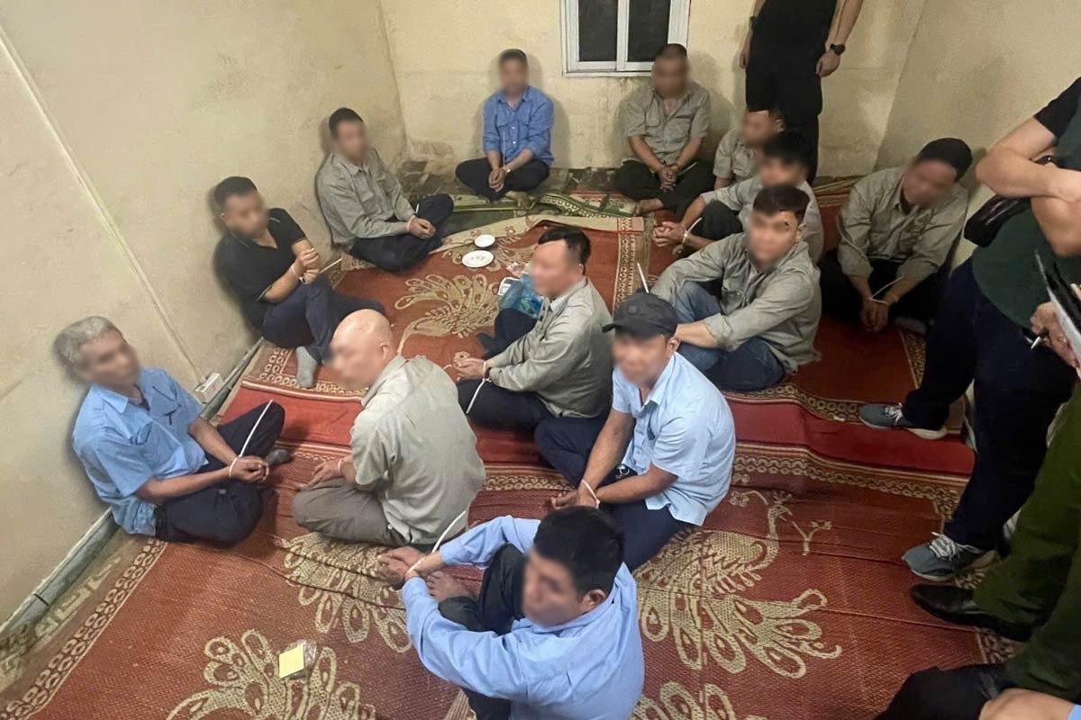 Các đối tượng đánh xóc đĩa tại xã Thượng Yên Công, TP Uông Bí, Quảng Ninh. Ảnh: Công an Quảng Ninh