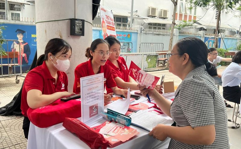 A large number of workers participated in the mobile job fair on May 10 in Ba Dinh district with 1,700 recruitment targets. Photo: Quynh Chi