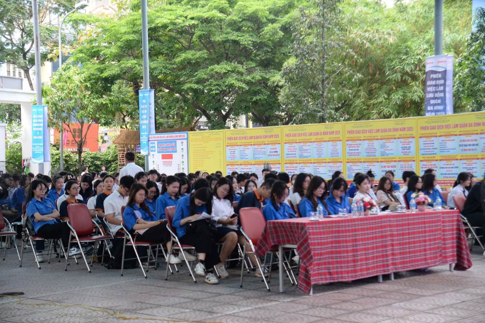 Bên cạnh tuyển dụng, phiên giao dịch sáng 10.5 còn tổ chức tư vấn hướng nghiệp cho học sinh. Ảnh: Quỳnh Chi