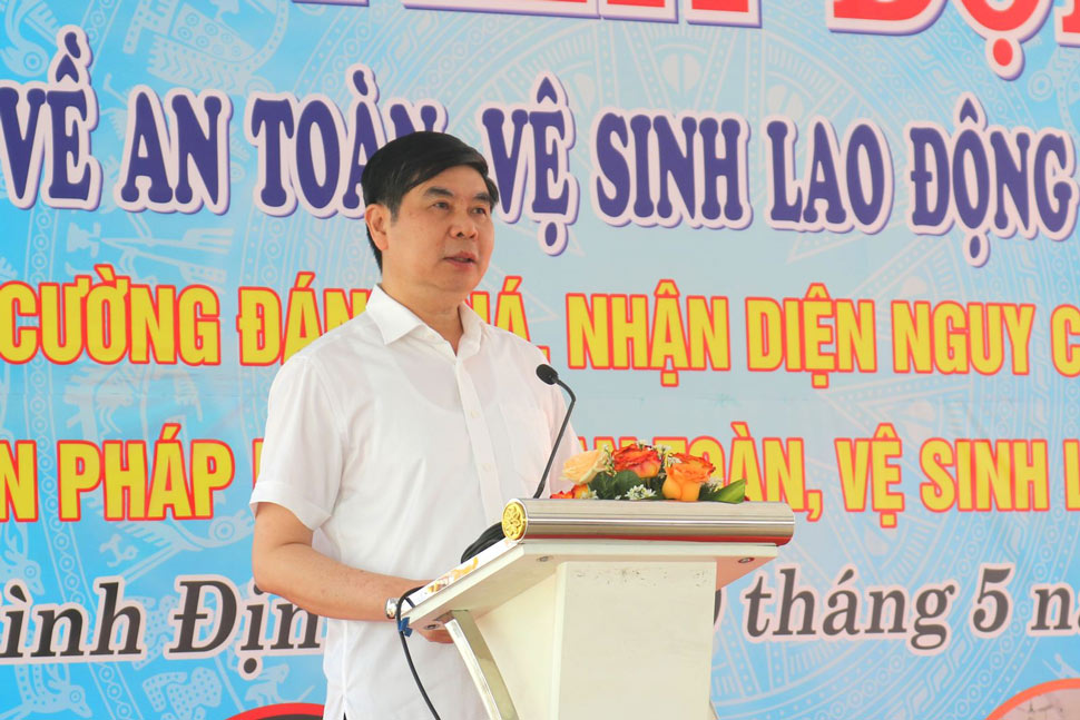Phó Chủ tịch UBND tỉnh Lâm Hải Giang phát động Tháng hành động về an toàn, vệ sinh lao động tỉnh Bình Định năm 2025. Ảnh: Cổng thông tin Bình Định