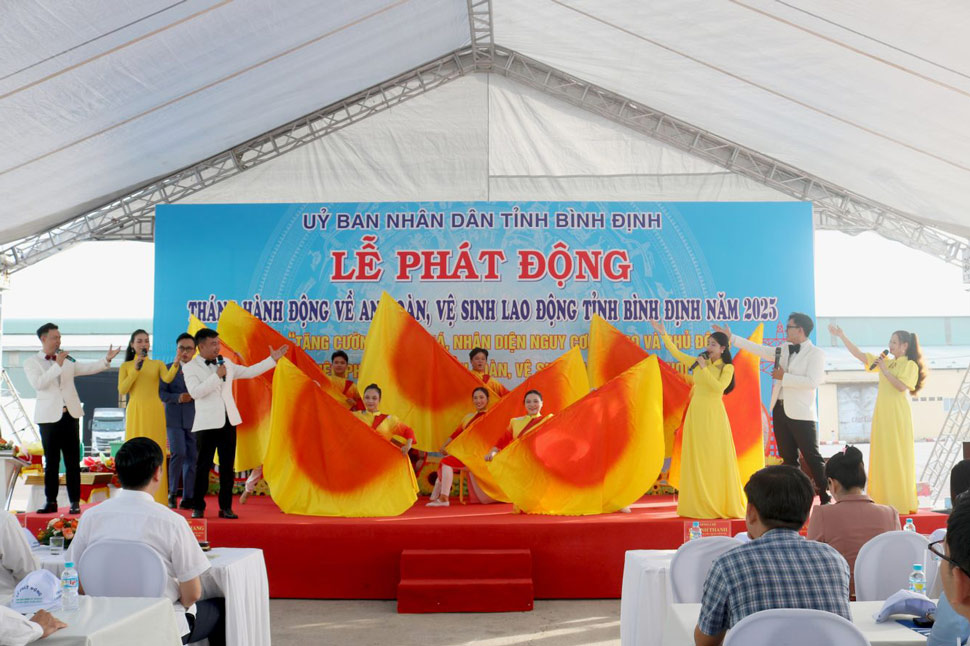 Binh Dinh organizes the launching ceremony of the Month of Action on Occupational Safety and Hygiene in 2025. Photo: Binh Dinh Information Portal