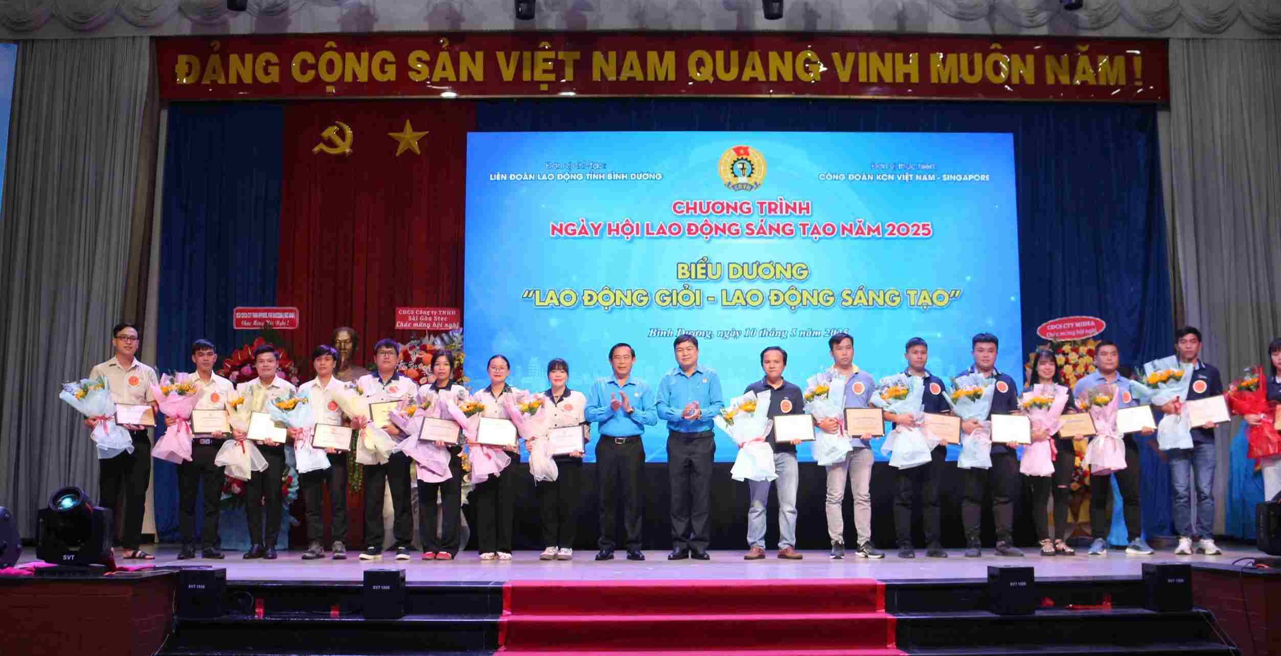 LĐLĐ tỉnh Bình Dương biểu dương lao động giỏi, sáng tạo. Ảnh: Đình Trọng