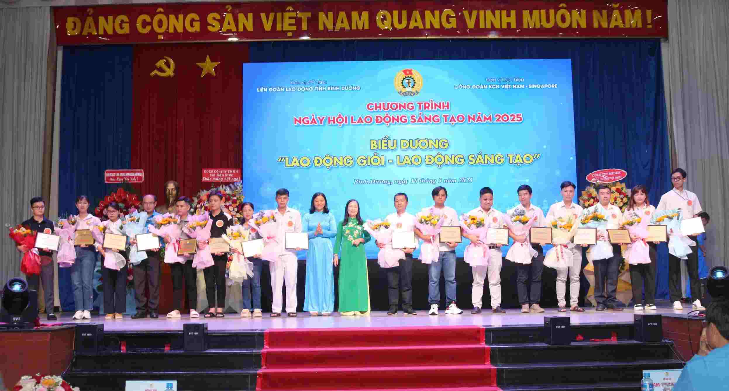 100 lao động được biểu dương trong dịp lễ phát động. Ảnh: Đình Trọng