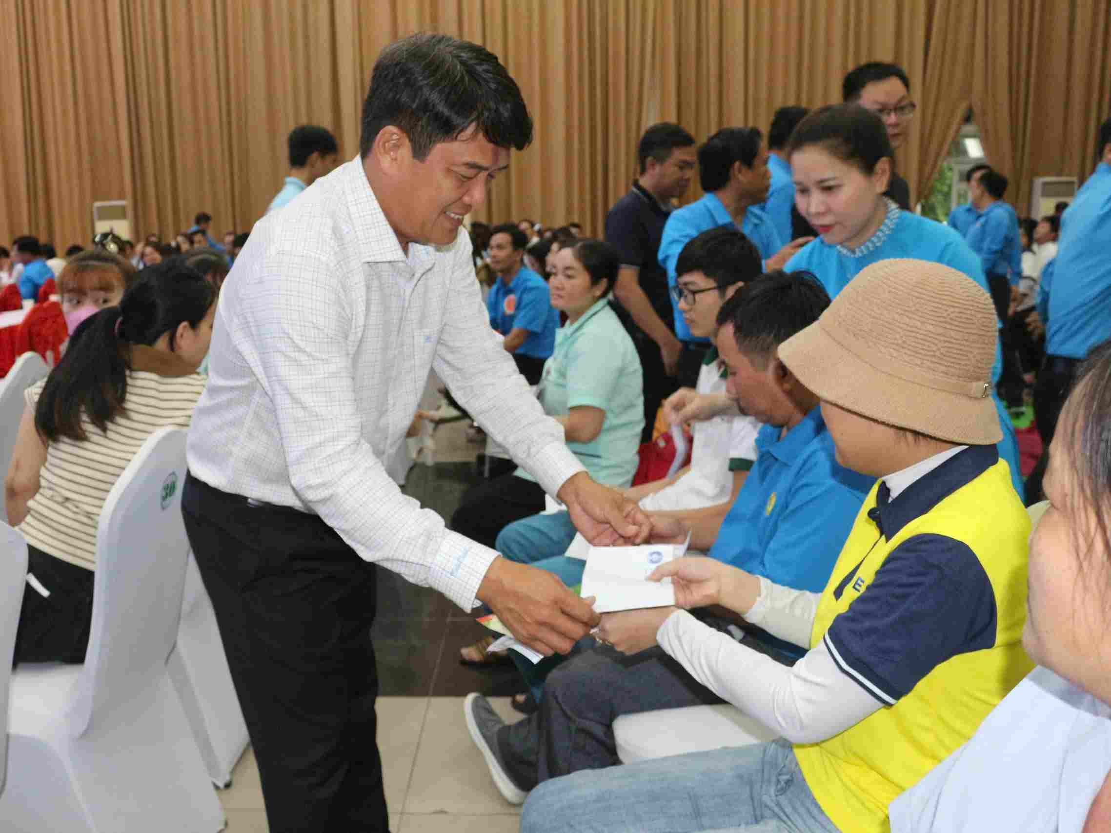 Nhân dịp này, LĐLĐ tỉnh Bình Dương đã tổ chức trao quà cho 100 công nhân có hoàn cảnh khó khăn. Tổ chức tuyên dương 100 lao động giỏi, sáng tạo, không ngừng đổi mới và cống hiến cho sự phát triển bền vững của tỉnh Bình Dương.