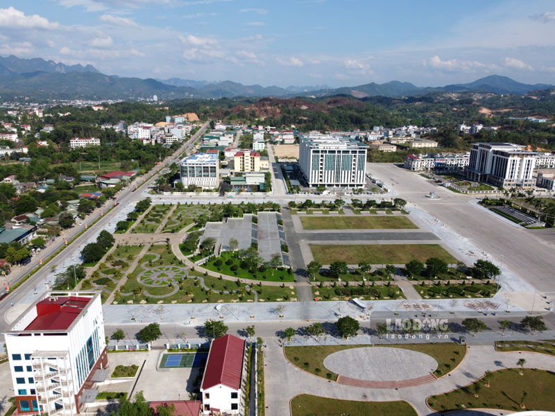 Quang truong Pac Bo cung dang duoc chinh trang dien mao. Anh: Tan Van