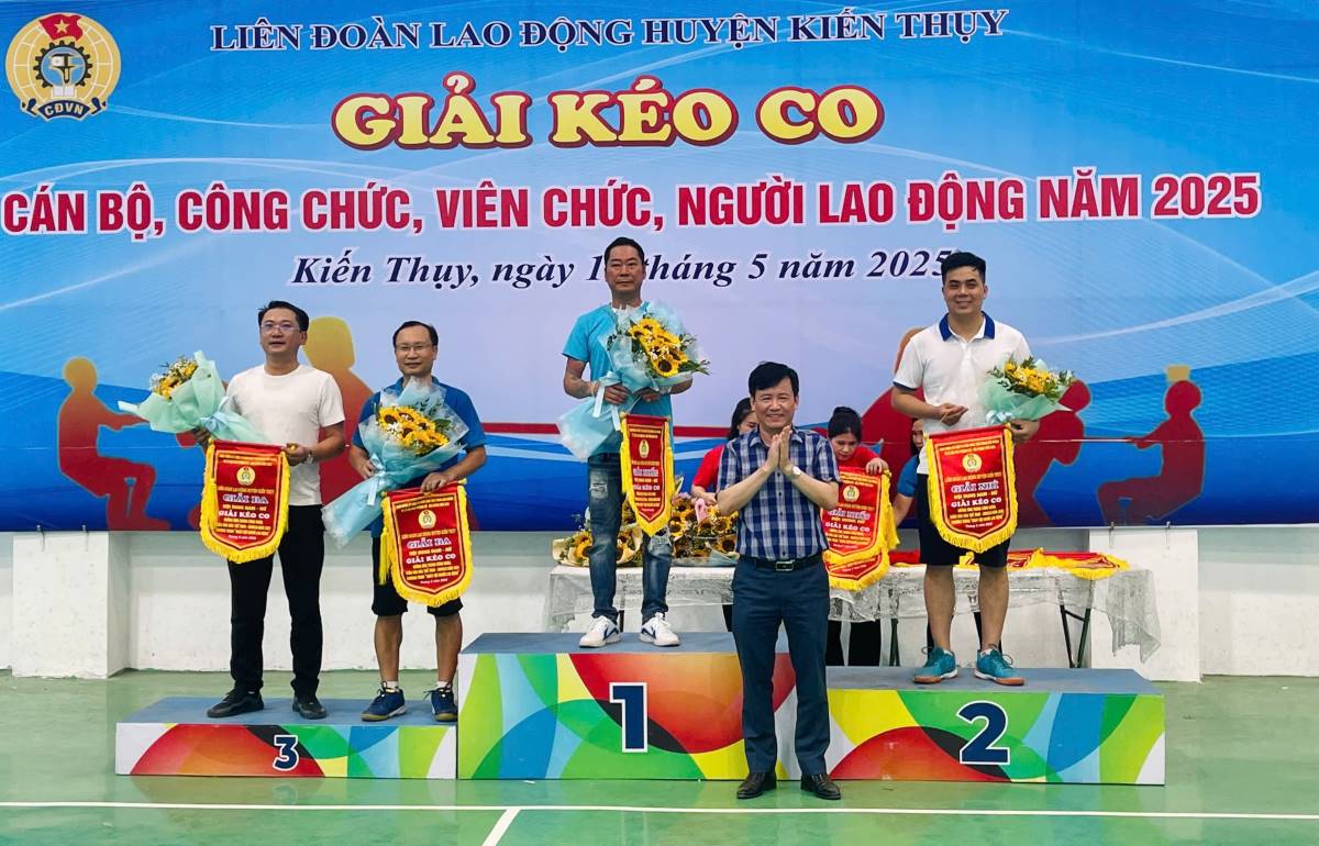 Ban Tổ chức trao giải cho các đội thi. Ảnh: Băng Tâm