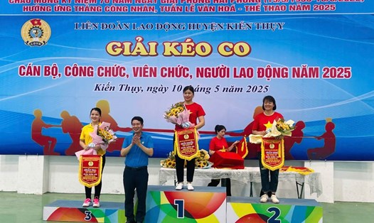 31 đội tham gia giải kéo co CNVCLĐ huyện Kiến Thụy, Hải Phòng. Ảnh: Băng Tâm