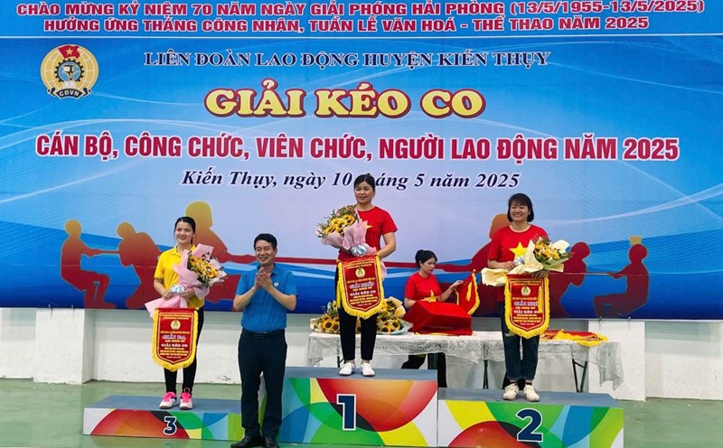 31 teams participated in the labor union contracting tournament for workers in Kien Thuy district, Hai Phong. Photo: Bang Tam
