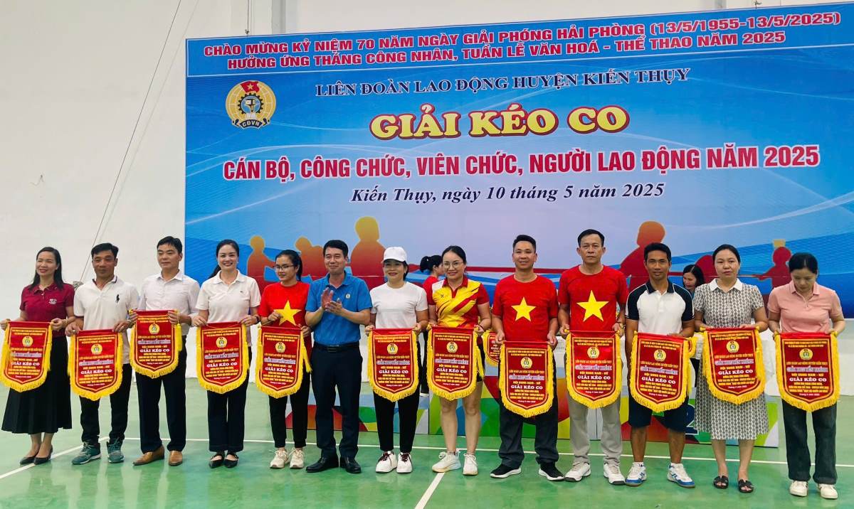 Lãnh đạo LĐLĐ huyện Kiến Thụy trao giải Khuyến khích cho các đội thi. Ảnh: Băng Tâm