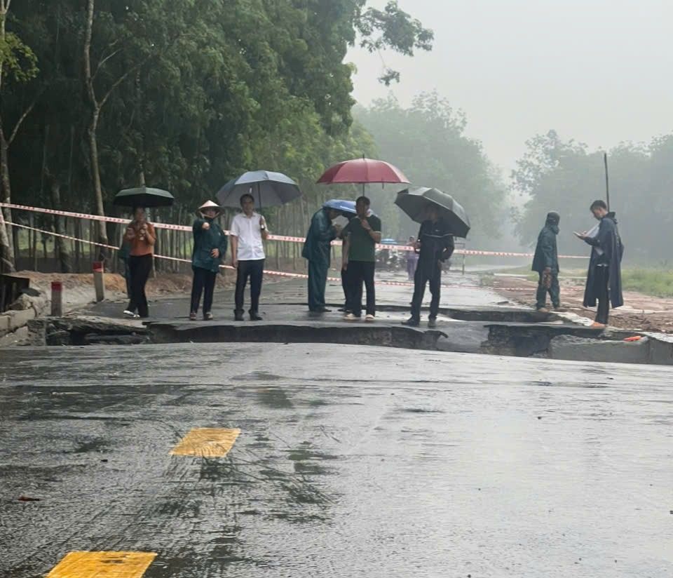 Hien tuyen duong da duoc Anh: Ban Tuyen giao va Dan van Thanh uy Ben Cat cung cap