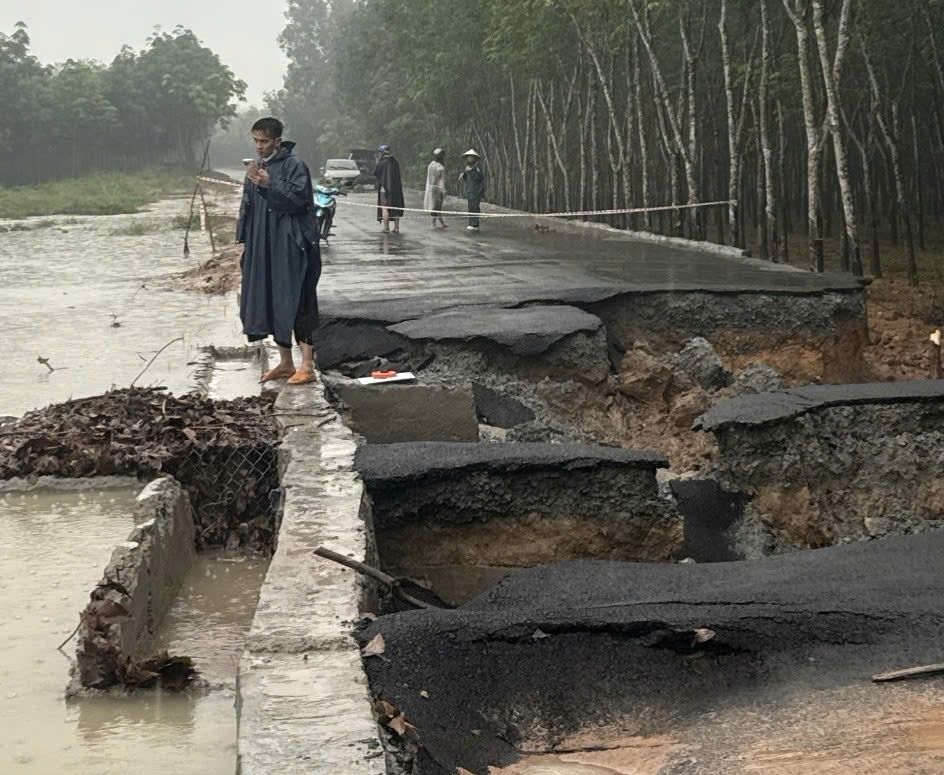 Diem xay ra sat lo dai khoang 6m. Anh: Ban Tuyen giao va Dan van Thanh uy Ben Cat cung cap