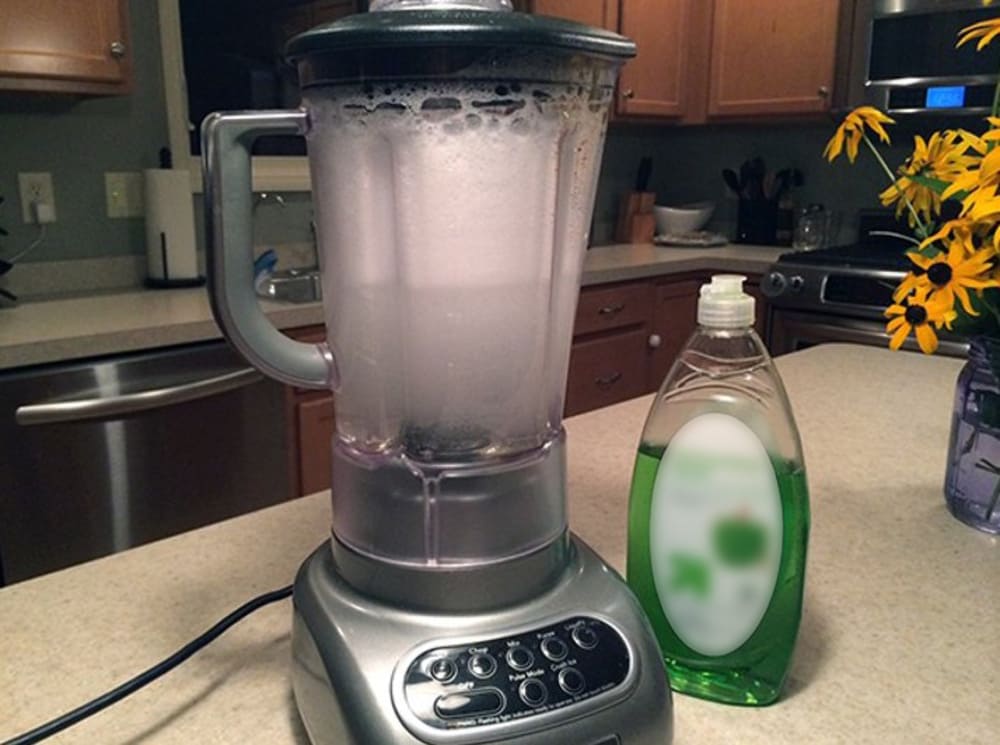 Use soap and warm water to clean the blender as well as effectively deodorize. Photo: Tuan Dat