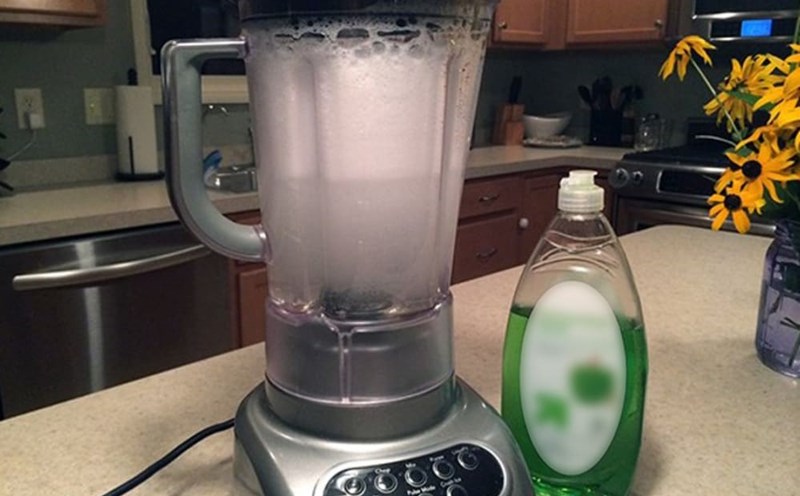 Use soap and warm water to clean the blender as well as effectively deodorize. Photo: Tuan Dat