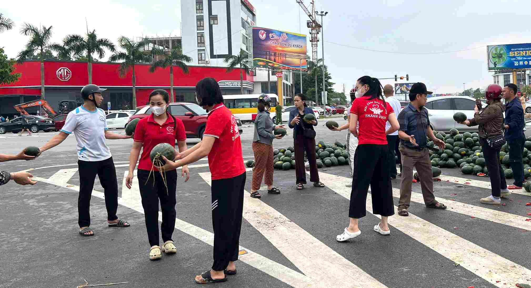 The congee pot volunteer group that loves Thanh Vinh joined hands to rescue the watermelon to help the driver in a traffic accident. Photo: Ngoc Anh