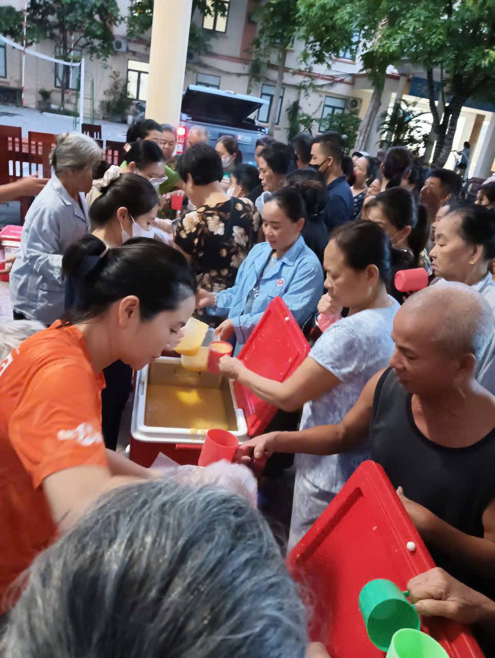 Truoc do, nhom thien nguyen Noi chao yeu thuong Thanh Vinh da nau va tang hon 3.000 suat chao cho cac benh nhan tai 5 co so y te tren dia ban TP. Vinh va Trung tam nuoi duong nguoi khuyet tat, tre mo coi o huyen Nghi Loc. Anh: Ngoc Anh