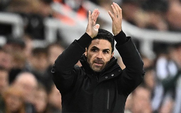 Mikel Arteta khong the cham tre trong viec mua tien dao moi. Anh: AFP
