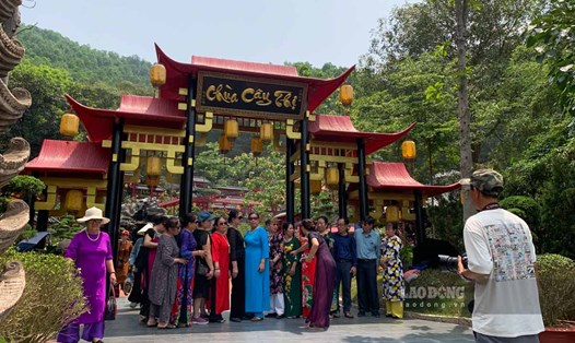 Du khách xếp hàng chụp ảnh chùa Cây Thị (Hà Nam). Ảnh: Hà Vi