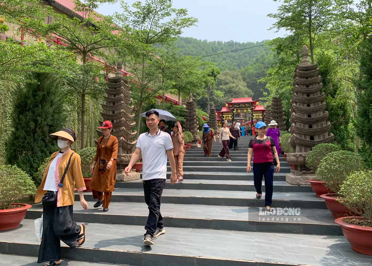 Chua Cay Thi toa lac tai thon Che Trinh, xa Thanh Tam, huyen Thanh Liem, tinh Ha Nam. Anh: Ha Vi