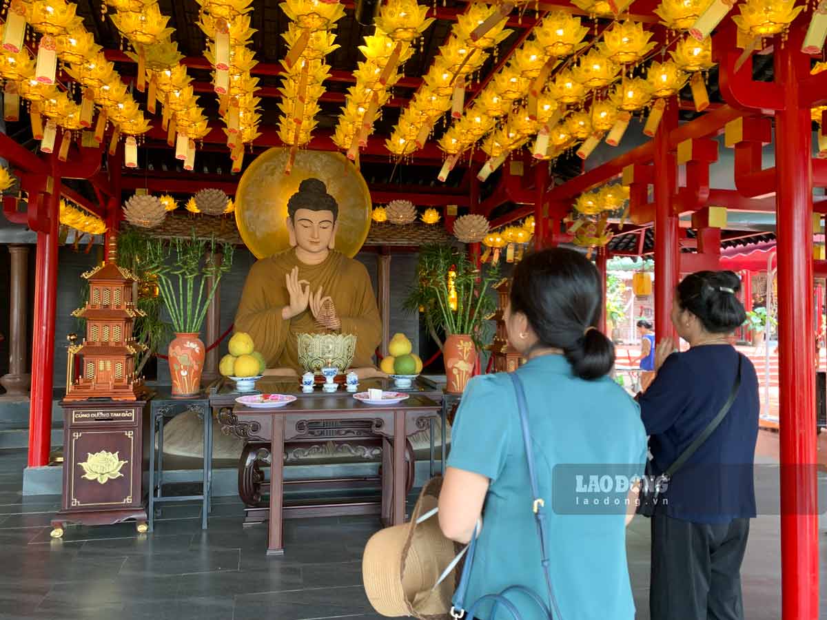 Tai ngoi chua co, du khach se duoc chiem bai ton tuong Phat To cao 2,5m.