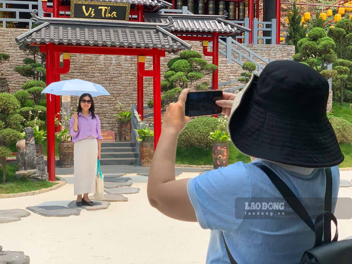 Nhieu chi em tranh thu luu lai cho minh khoanh khac dep o ngoi chua co. Anh: Ha Vi