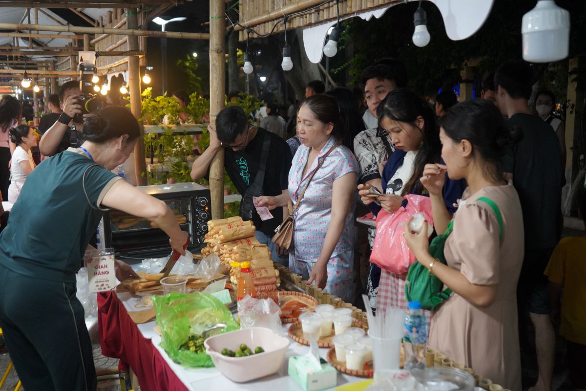 Một số gian hàng ẩm thực TP Hải Phòng cũng đắt hàng trong ngày đầu liên hoan. Ảnh: Mai Dung