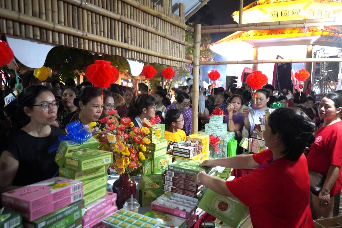 Gian hàng đặc sản bánh đậu xanh Hải Dương đông nghẹt khách trong tối 10.5. Ảnh: Mai Dung