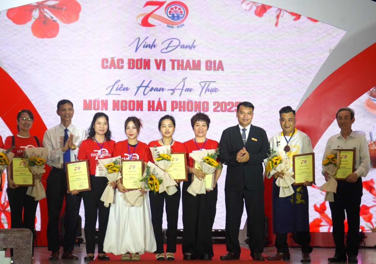 Sở Văn hóa Thể thao và Du lịch Hải Phòng trao chứng nhận cho các đơn vị tham gia liên hoan. Ảnh: Mai Dung