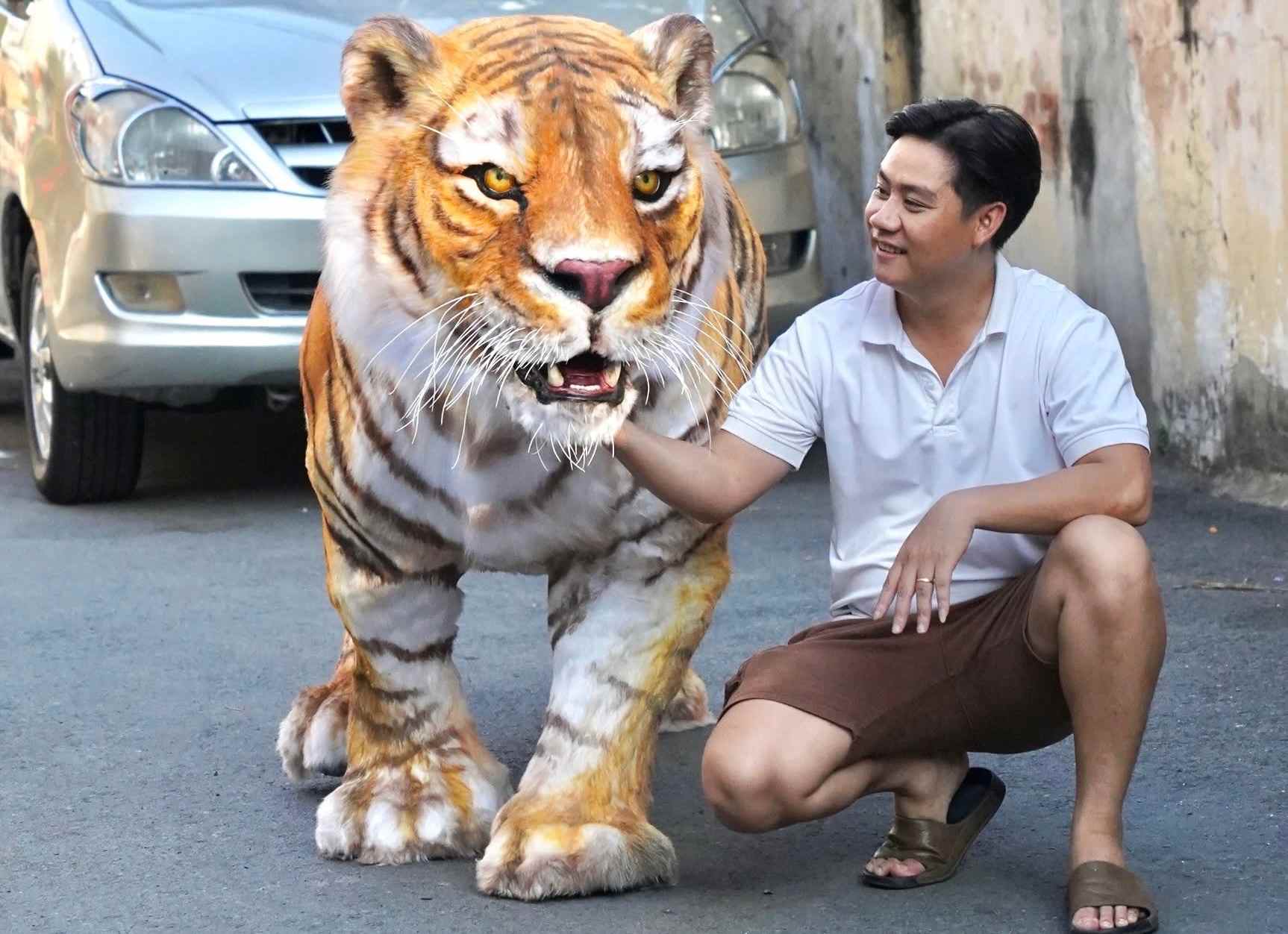 Hoa si tre Vo Duc Du, nguoi tao mo hinh ho nhu that o quan Binh Thanh (TPHCM). Anh: Dong Hoang