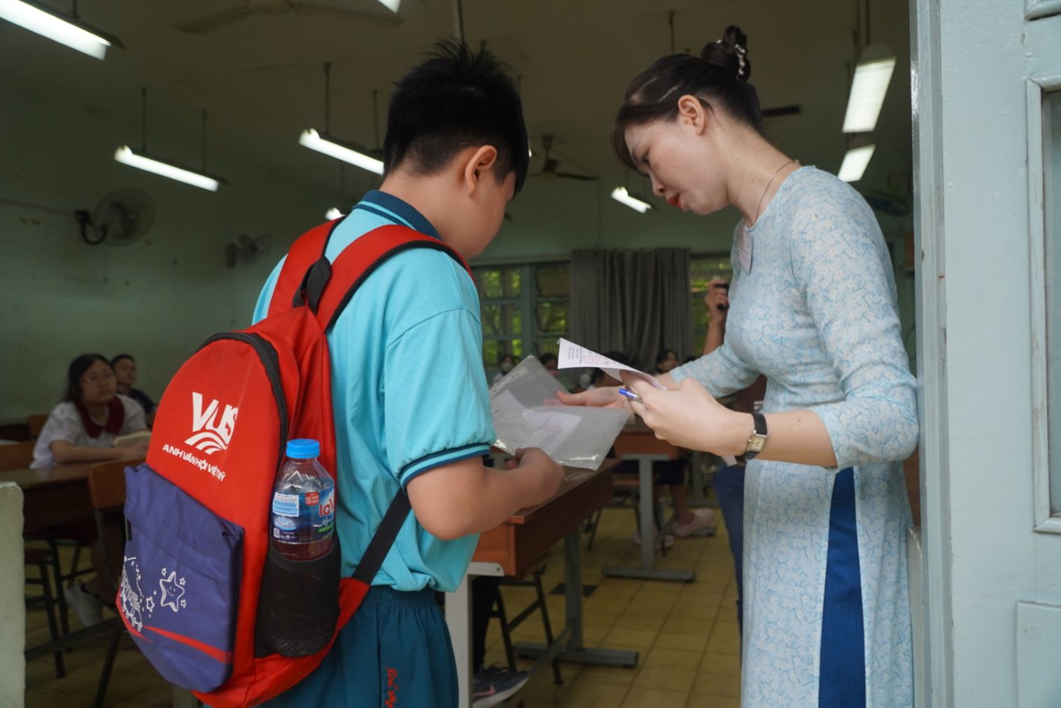 Students taking the competency assessment survey to enter Tran Dai Nghia Secondary and High School in 2024. Photo: Chan Phuc
