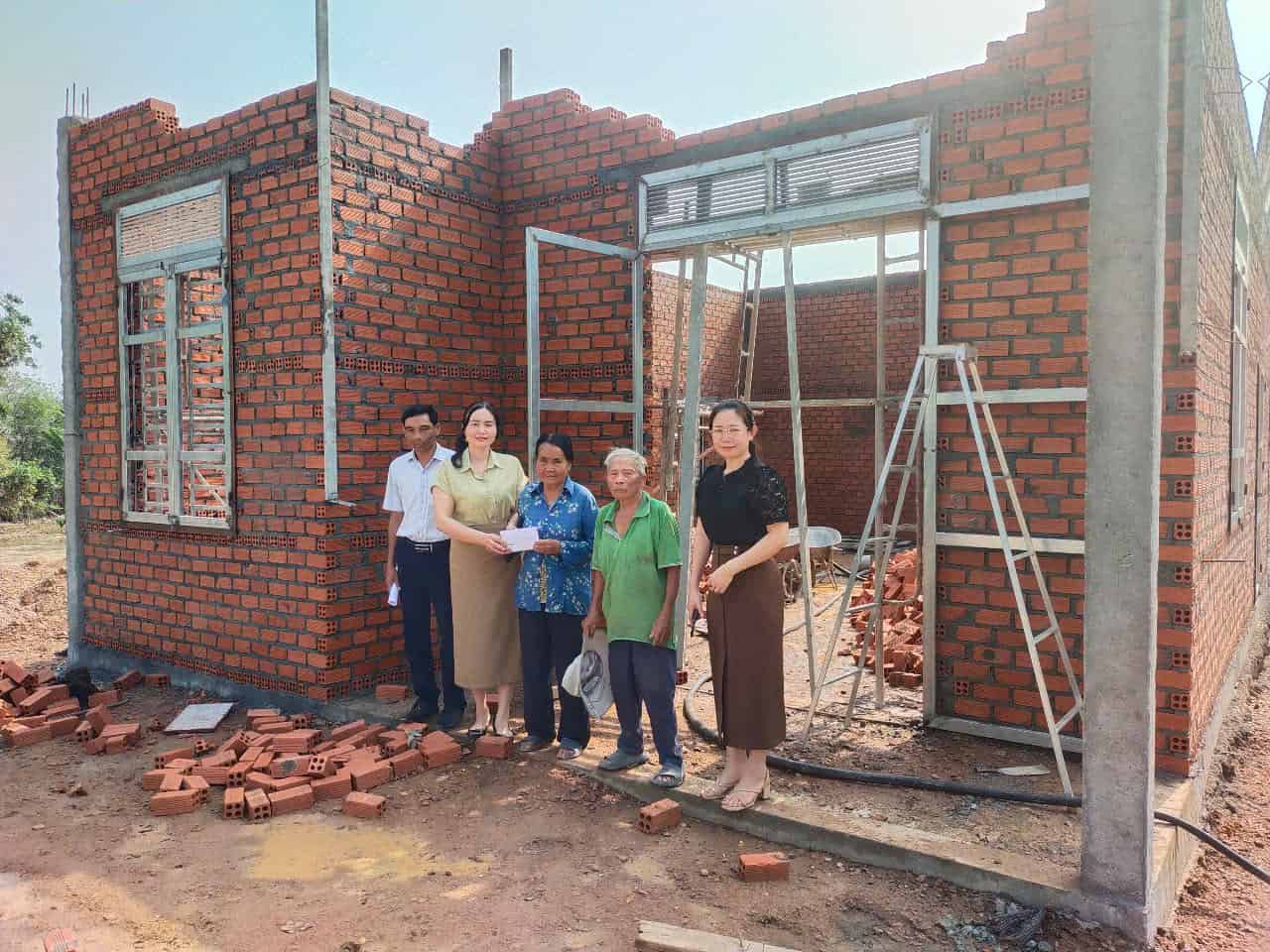 Hỗ trợ tiền xây dựng nhà cho hộ bà Nguyễn Thế Lan. Ảnh: Thanh Tuấn 