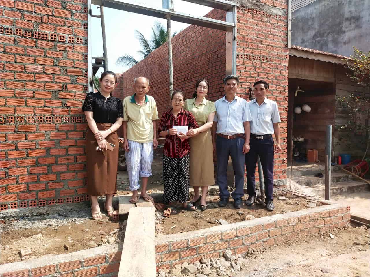 Trao quà hỗ trợ cho gia đình ông Tô Văn Long. Ảnh: Thanh Tuấn 