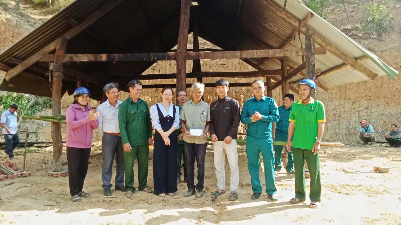 Tặng quà động viên cựu binh Hoàng Văn Nhót. Ảnh: Thanh Tuấn 