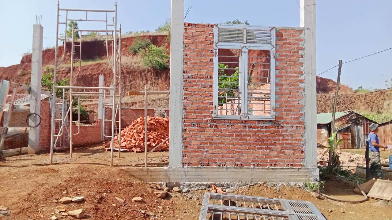 Căn nhà mới dần hoàn thiện, đầy đủ trụ, gạch, nền móng bê tông. Ảnh: Thanh Tuấn 