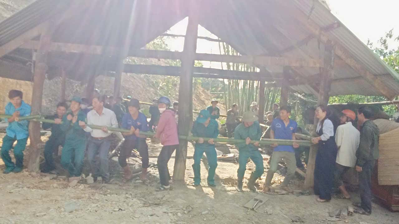 The authorities and people of Dak Dro commune moved Mr. Nhot's house to rebuild a new house. Photo: Phan Tuan