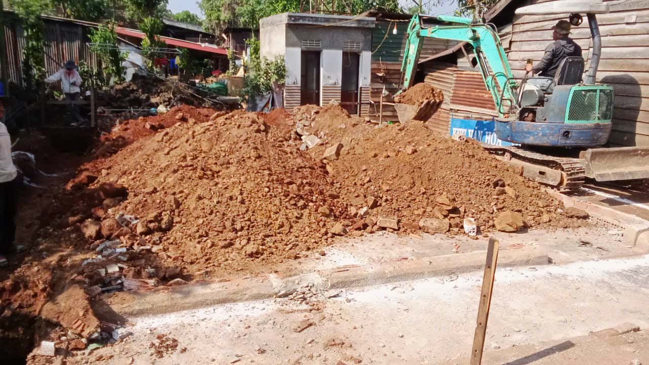 Người dân góp công sức xây nhà cho hộ nghèo để giảm chi phí thuê nhân công. Ảnh: Thanh Tuấn 