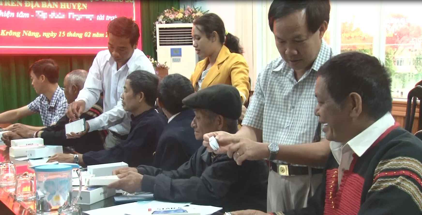 Cán bộ huyện Krông Năng hướng dẫn người có uy tín sử dụng các thiết bị công nghệ. Ảnh: Bảo Trung