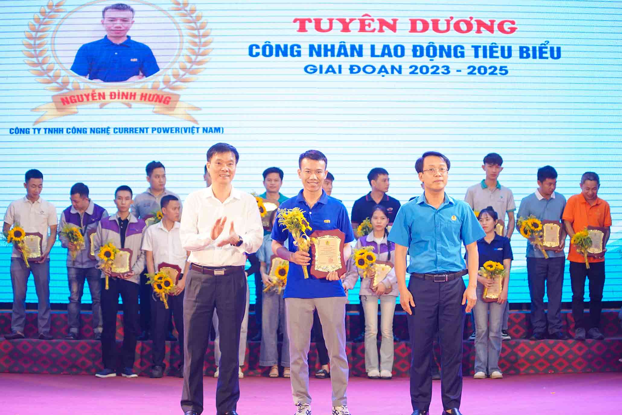 Lãnh đạo Liên đoàn Lao động tỉnh Nghệ An và Ban Quản lý KKT Đông Nam tuyên dương công nhân tiêu biểu trong lao động sản xuất. Ảnh: Duy Chương
