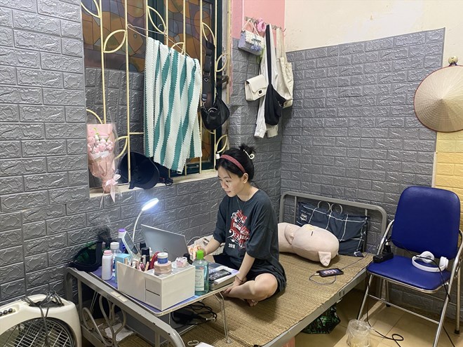 Many landlords have also announced a large increase in electricity prices, causing students and workers to "sweat". Photo: Thach Lam