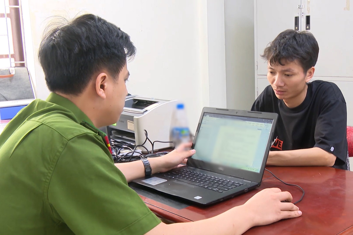 Wu Van Hai, uno de los dos sujetos de la linea de petroleo engañosa de la livestream de la gema que fue destruida en Quang Ninh. Foto de la Policia de Guangning