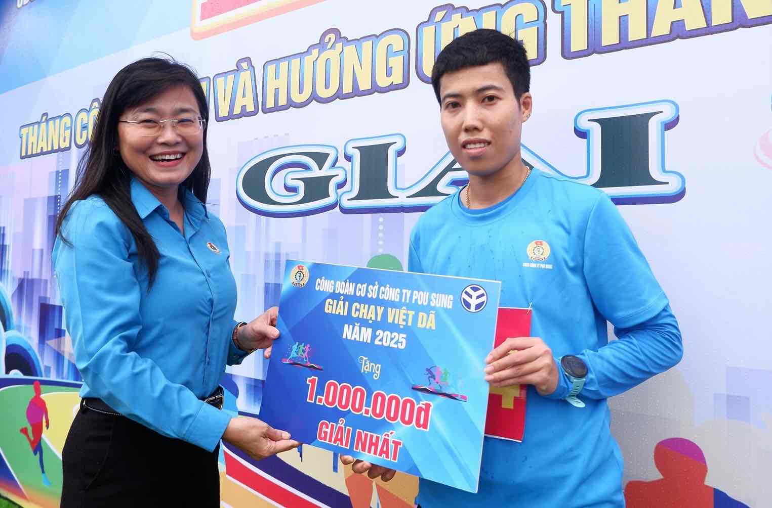 Permanent Vice President of Dong Nai Provincial Federation of Labor Bui Thi Bich Thuy presented awards to athletes and workers participating in the 2025 cross-court race. Photo: Pou Sung Company's Trade Union.